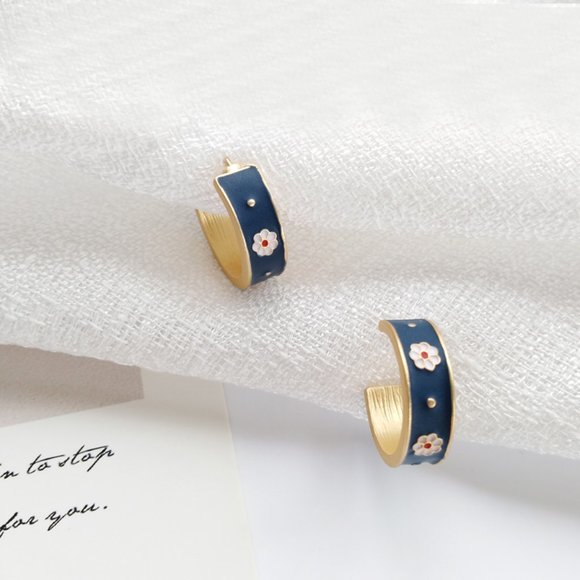 💙Enamel Daisy Earrings Small Hoops - Picture 4 of 7